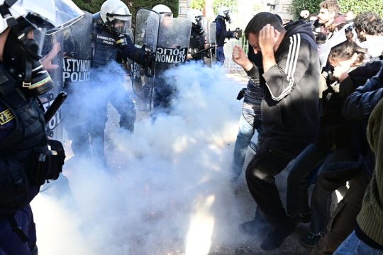 Επίθεση της αστυνομίας με κλομπ και χημικά στους εκατοντάδες φοιτητές που διαδήλωσαν χτες έξω από τη σύνοδο των πρυτάνεων